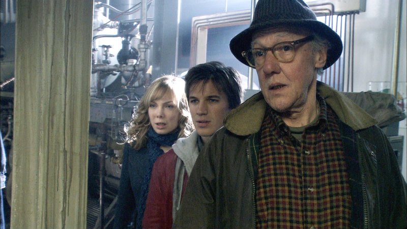 Dr. Falken (Gary Reineke, re.), Will (Matt Lanter) und Annie (Amanda Walsh) werden vom Geheimdienst gejagt. – Bild: RTL Zwei