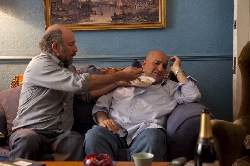 Mahmud (Omid Djalili, rechts) wird von seinem „Lehrer“ Lenny Goldberg (Richard Schiff) aufgefordert, koschere Speisen zu essen. – Bild: BR/​Senator Film