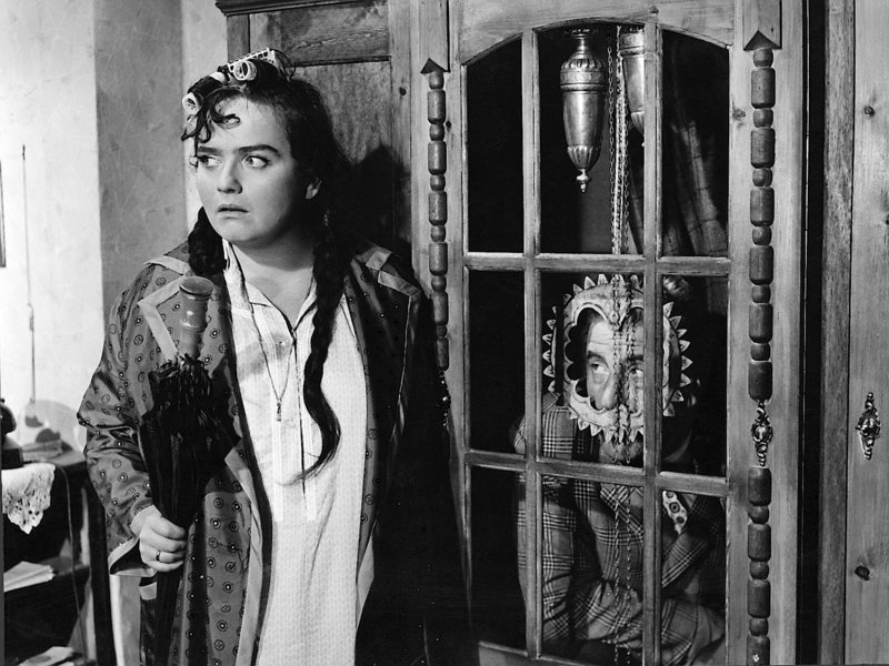 Klara Ziegel (Trude Herr) glaubt, Einbrecher in ihrer Wohnung gehört zu haben; sie weiß noch nicht, dass ihr Mann Robert (Willy Millowitsch) sich vor ihr versteckt hat, weil er sein schmales Taschengeld durch einen Griff in ihre Geldkassette erhöhen wollte. – Bild: ZDF und Arthur Grimm Klara Ziegel (Trude Herr) glaubt, Einbrecher in ihrer Wohnung gehört zu haben; sie weiß noch nicht, dass ihr Mann Robert (Willy Millowitsch) sich vor ihr versteckt hat, weil er sein schmales Taschengeld durch einen Griff in ihre Geldkassette erhöhen wollte. – Bild: ZDF und Arthur Grimm