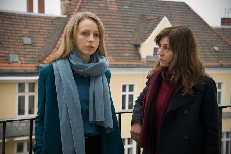 Kara Bischoff (Petra Schmidt-Schaller, l.) und Sibylle Deininger (Ulrike C. Tscharre, r.) versuchen herauszufinden, wer der Mörder sein könnte. – Bild: ZDF und Hardy Spitz.