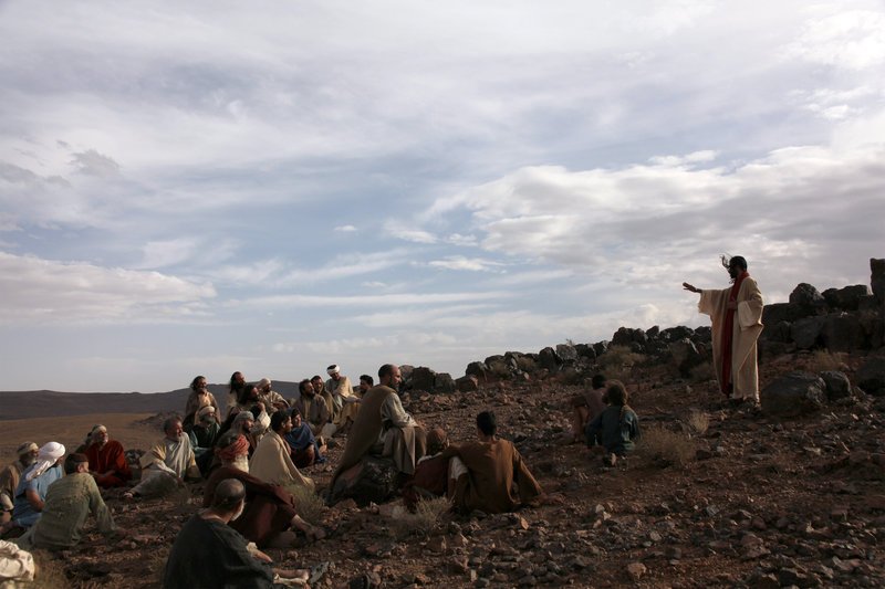 Unter freiem Himmel spricht Jesus zu den Menschen von Vergeben, Barmherzigkeit und Nächstenliebe – die Bergpredigt. Sie wird als sein großes Vermächtnis an die Nachwelt angesehen. – Bild: ZDF