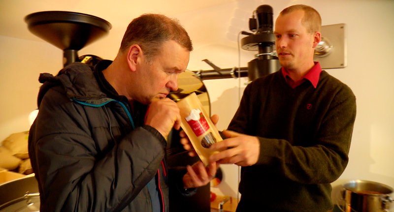Gourmet-Koch Michael Messmer zu Besuch bei Kaffeeröster Joscha Krause (re.). Er hat die wohl kleinste Kaffeerösterei im Schwarzwald und die Kaffeesorte „Schwarzwaldrauch“. – Bild: SWR Gourmet-Koch Michael Messmer zu Besuch bei Kaffeeröster Joscha Krause (re.). Er hat die wohl kleinste Kaffeerösterei im Schwarzwald und die Kaffeesorte „Schwarzwaldrauch“. – Bild: SWR