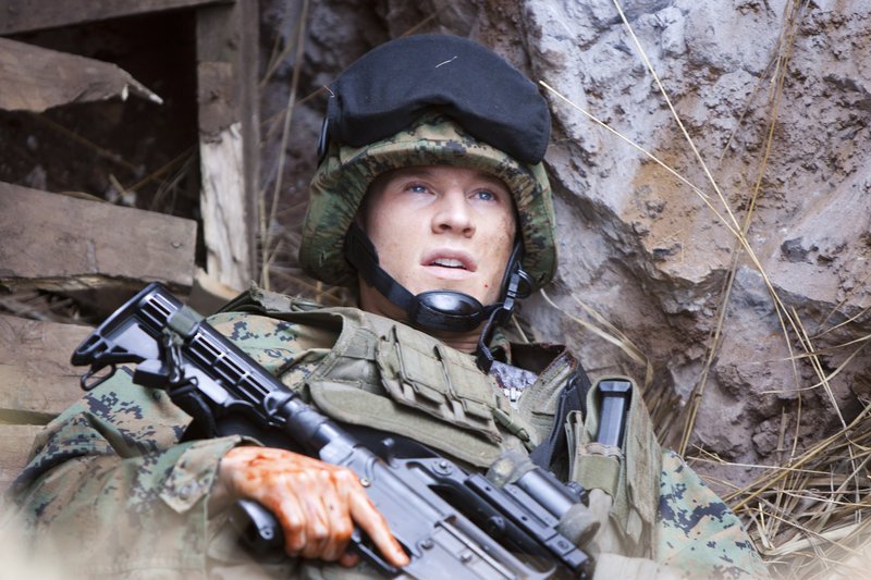 Thomas Beckett, tireur d’élite vétéran, as de l’embuscade, a échappé à bien des pièges – ceux de ses cibles et ceux de ses employeurs – avant de tirer sa révérence. Son fils, Brandon, reprend le flambeau et tient à honorer la mémoire paternelle. Mais il est encore un peu vert, comme le révèle sa première mission qui coûtera la vie à plusieurs de ses hommes. Un ancien coéquipier de son père, Richard Miller, va l’aider à mûrir … – Bild: Cinemax