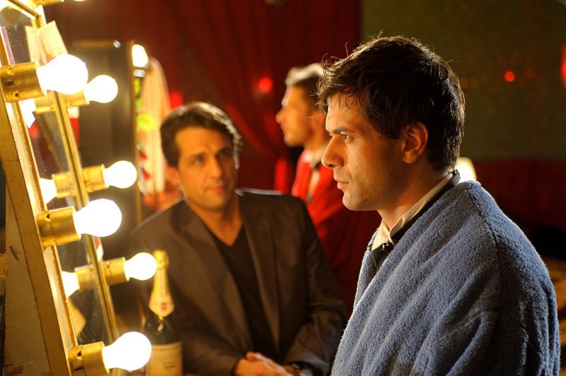 Leon (Kai Schumann, r.) sucht den Rat seines Freundes Bill (Robert Seeliger, l.). – Bild: Sat.1 Eigenproduktionsbild frei Leon (Kai Schumann, r.) sucht den Rat seines Freundes Bill (Robert Seeliger, l.). – Bild: Sat.1 Eigenproduktionsbild frei