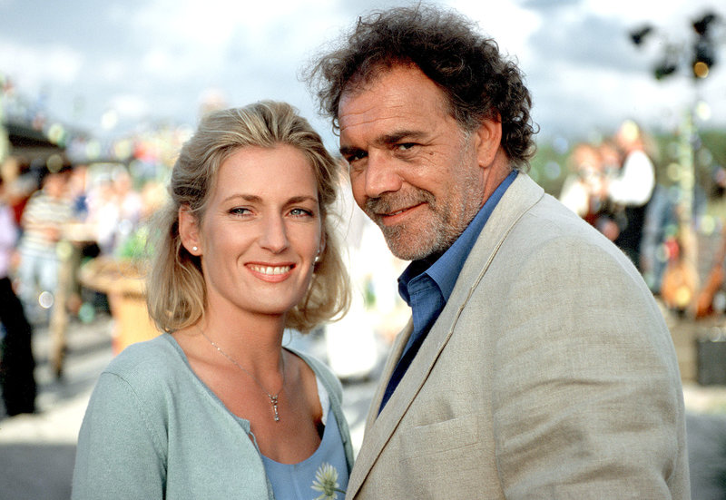 Die Hamburger Rechtsanwältin Corinna Jacobs (Maria Furtwängler) verliebt sich in den Umweltschützer Dr. Jens Groote (Christian Kohlund), gegen den sie einen Gerichtsprozess führen soll. – Bild: SWR/ARD/Degeto/Ines Gellrich Die Hamburger Rechtsanwältin Corinna Jacobs (Maria Furtwängler) verliebt sich in den Umweltschützer Dr. Jens Groote (Christian Kohlund), gegen den sie einen Gerichtsprozess führen soll. – Bild: SWR/ARD/Degeto/Ines Gellrich