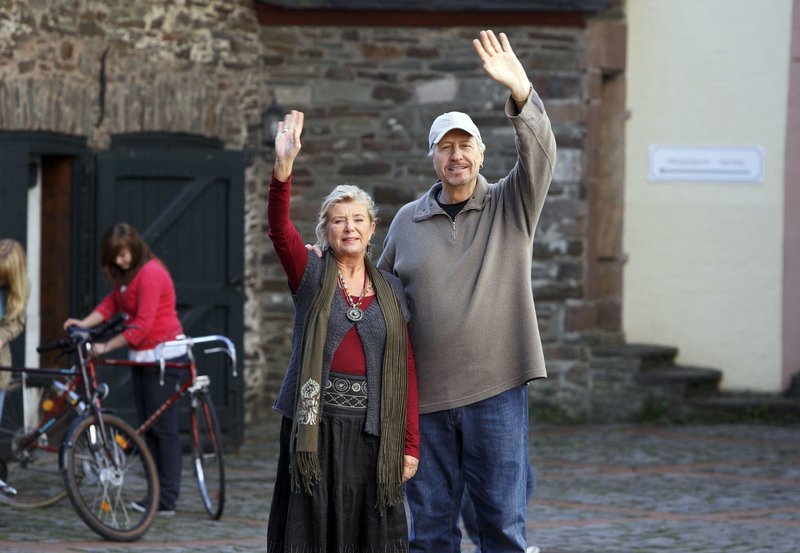 Iris (Jutta Speidel) und ihr Mann Christian (Reiner Schöne) haben sich wieder versöhnt. – Bild: ARD Degeto/​ARD Degeto/​Guido Engels