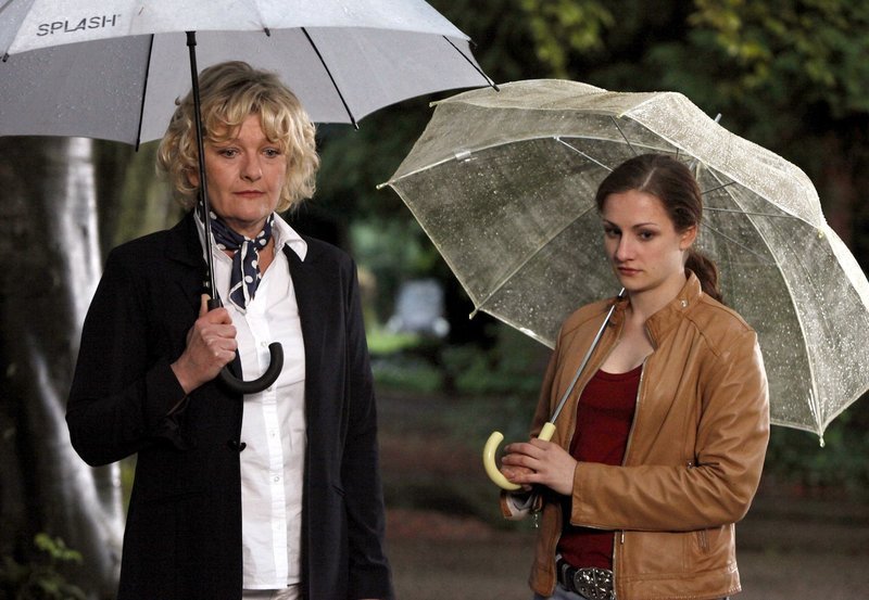 Isabella (Karoline Teska, re.) und Viola (Saskia Vester), die neue Verlobte ihres Vaters, sind nicht gerade die besten Freundinnen. – Bild: „ARD Degeto/ARD Degeto/Frank Dicks“ (S2) Isabella (Karoline Teska, re.) und Viola (Saskia Vester), die neue Verlobte ihres Vaters, sind nicht gerade die besten Freundinnen. – Bild: „ARD Degeto/ARD Degeto/Frank Dicks“ (S2)