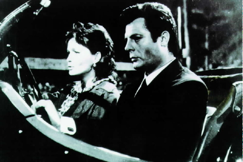 In einer römischen Nachtbar lernt der Skandalreporter Marcello (Marcello Matroianni) die elegante Tochter eines Millionärs (Anouk Aimèe) kennen. Wie stets ist er auch diesmal einem kurzen Abenteuer nicht abgeneigt. – Bild: Servus TV In einer römischen Nachtbar lernt der Skandalreporter Marcello (Marcello Matroianni) die elegante Tochter eines Millionärs (Anouk Aimèe) kennen. Wie stets ist er auch diesmal einem kurzen Abenteuer nicht abgeneigt. – Bild: Servus TV