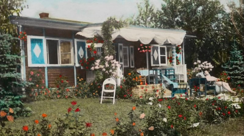 Das kleine Holzhaus am See von Groß Glienicke ist fast 100 Jahre alt. In ihm spiegelt sich deutsche Geschichte, das Schicksal von Menschen und Familien wider. Denn das Haus stand stets an vorderster Front der historischen Ereignisse: Gebaut durch die jüdische Familie Alexander, wird es in der Zeit des Nationalsozialismus enteignet und später wird hinter der Terrasse des Hauses die Mauer gebaut. Der britische Urenkel der Erbauer-Familie, Thomas Harding, sucht nun die Spuren dieses Ortes. – Coloriertes Foto aus den 20er Jahren – Bild: rbb/axander family archive Das kleine Holzhaus am See von Groß Glienicke ist fast 100 Jahre alt. In ihm spiegelt sich deutsche Geschichte, das Schicksal von Menschen und Familien wider. Denn das Haus stand stets an vorderster Front der historischen Ereignisse: Gebaut durch die jüdische Familie Alexander, wird es in der Zeit des Nationalsozialismus enteignet und später wird hinter der Terrasse des Hauses die Mauer gebaut. Der britische Urenkel der Erbauer-Familie, Thomas Harding, sucht nun die Spuren dieses Ortes. – Coloriertes Foto aus den 20er Jahren – Bild: rbb/axander family archive