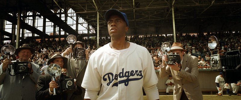 Jackie Robinson (Chadwick Boseman) – Bild: 2013 Warner Bros. Lizenzbild frei Jackie Robinson (Chadwick Boseman) – Bild: 2013 Warner Bros. Lizenzbild frei