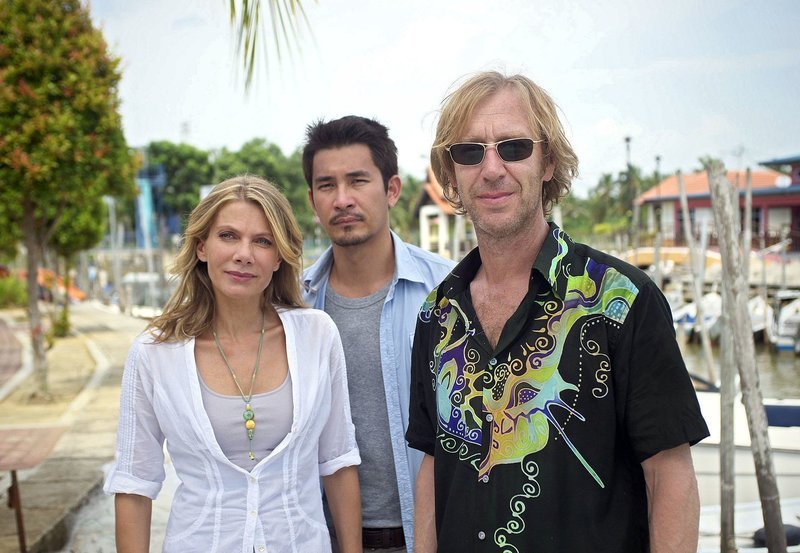 Die Kunsthändlerin Juliane (Ursula Karven) findet mit Hilfe des malaiischen Polizisten Mohan (Steve Yap, Mitte) ihren verschollenen Mann Jürgen (Oliver Stritzel) wieder, der sich auf einer Insel vor Gangstern versteckte. – Bild: ARD Degeto/​ARD Degeto/​Wong Mun Hun