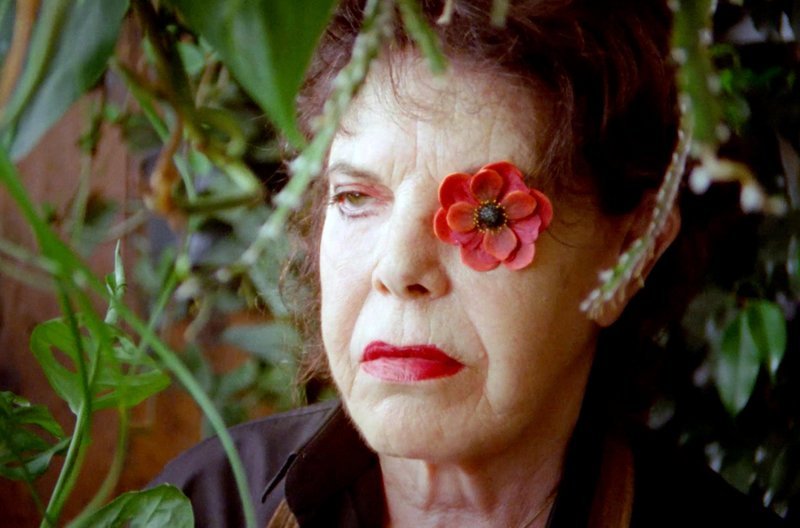 Die Floristin (Danièle Graule) hinter ihrem Ladentisch - alle Blumen sehen sie an und sie sieht alle Blumen. – Bild: arte