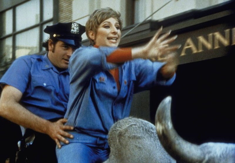 Rodeo auf der 5th Avenue! Henrys (Barbra Streisand) entlaufene Rinder legen den Verkehr in Manhattan lahm. – Bild: Paramount Pictures Lizenzbild frei