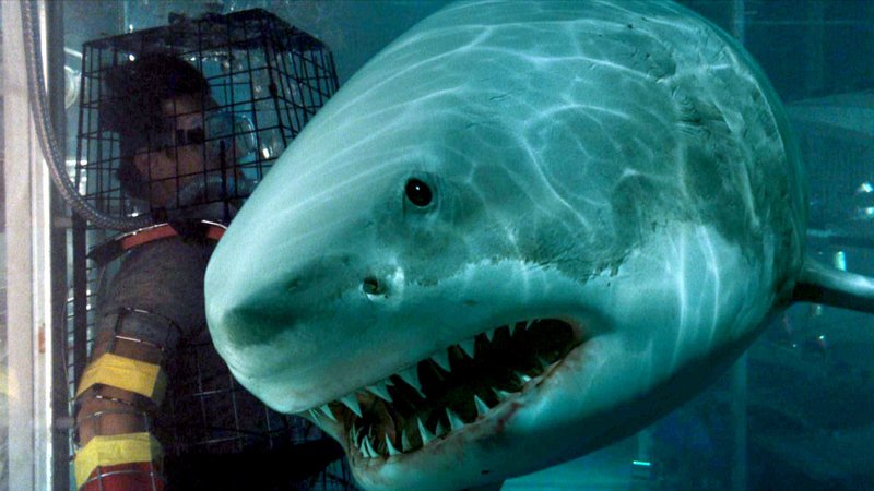 Der Tsunami hat eine ganz besondere Bedrohung ins Einkaufszentrum gebracht: weiße Haie. Das Wasser steigt unaufhörlich und bringt die hungrigen Bestien ihren Opfern näher und näher. – Bild: RTL Zwei