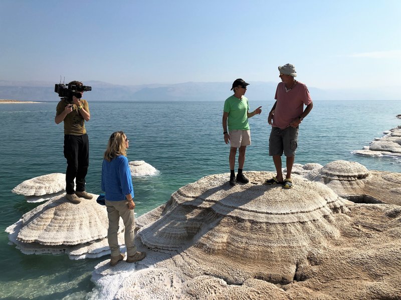 ZDF-Korrespondentin Nicola Albrecht und ihr Kameramann Tim Lewerth mit Jaki Ben Zaken und Eli Raz am Toten Meer. – Bild: ZDF und Imke Vogtherr.