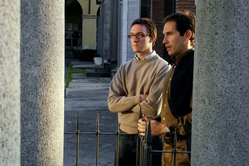Die Urenkel Nicoló Paganinis: Andre Paganini (li.) und Stefano Paganini besuchen das Grab ihres Urgroßvaters. – Bild: ORF Die Urenkel Nicoló Paganinis: Andre Paganini (li.) und Stefano Paganini besuchen das Grab ihres Urgroßvaters. – Bild: ORF