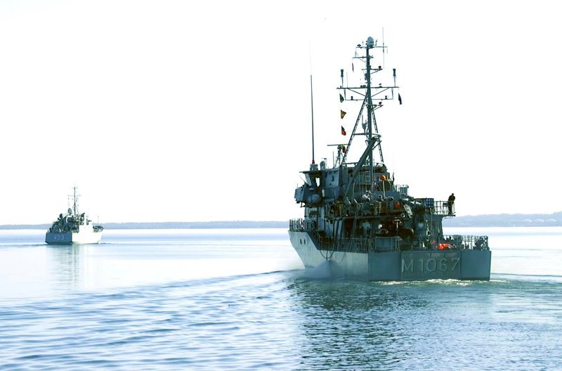 Übung für den Ernstfall auf Bornholm. Eine Spezialeinheit des Dänischen Verteidigungsministeriums probt die Dekontamination von Senfgas an Bord eines Schiffs. – Bild: ZDF und Radio Bremen/Anna-Maria Meyer. Übung für den Ernstfall auf Bornholm. Eine Spezialeinheit des Dänischen Verteidigungsministeriums probt die Dekontamination von Senfgas an Bord eines Schiffs. – Bild: ZDF und Radio Bremen/Anna-Maria Meyer.