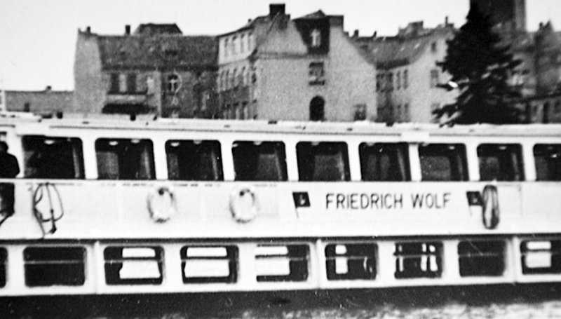 Trotz Dauerfeuers der Ostberliner Grenzposten, gelang den «Entführern» des Ausflugsdampfers «Friedrich Wolf» die Westflucht. – Bild: ZDF und WDR