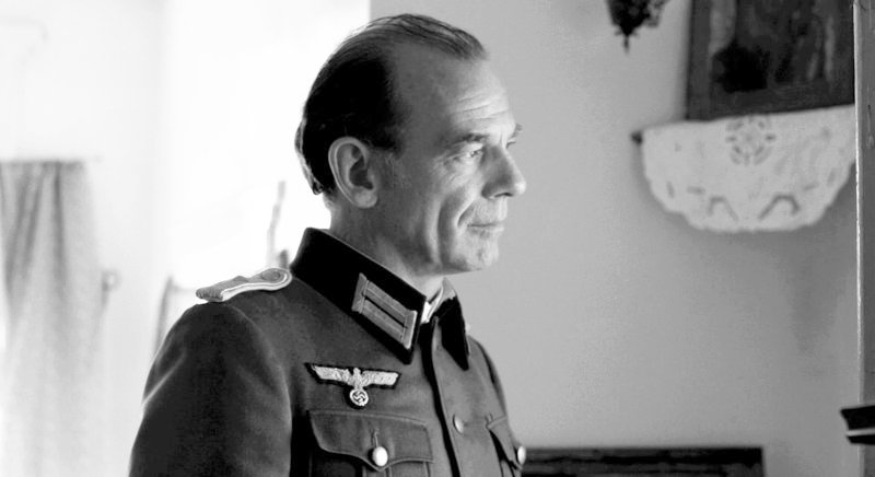 Ein Offizier der Wehrmacht (Martin Wuttke) kommt unerwartet ins Haus. – Bild: MDR/​ARMSfilm