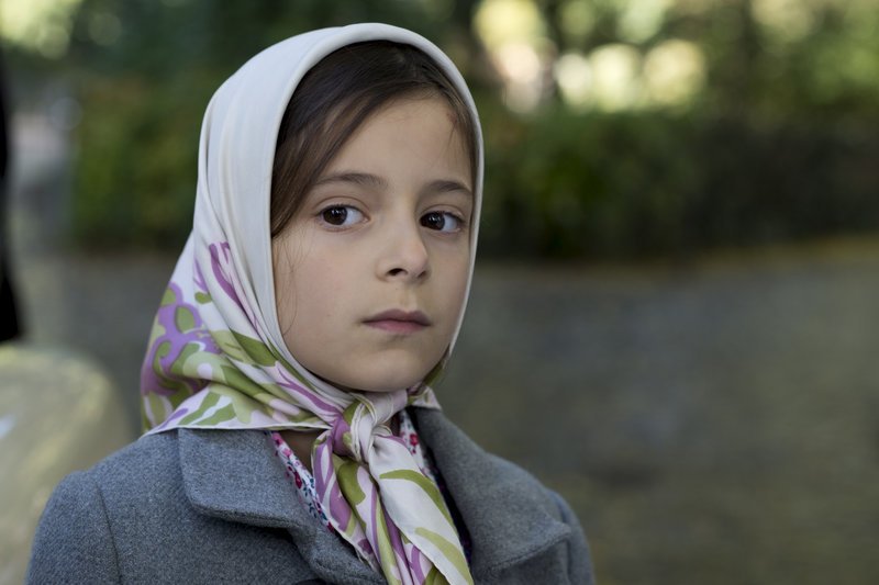 Hewi Amedi (Mia Kasalo) steht mit einer deutschen Mutter und einem kurdischen Vater zwischen zwei Kulturen – Bild: ZDF und Thorsten Jander Hewi Amedi (Mia Kasalo) steht mit einer deutschen Mutter und einem kurdischen Vater zwischen zwei Kulturen – Bild: ZDF und Thorsten Jander
