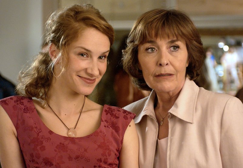 Ruth Lorentz (Thekla Carola Wied, rechts) kümmert sich um ihre Tochter Lea (Chiara Schoras). – Bild: „ARD Degeto/ARD Degeto/Reiner Bajo“ (S2) Ruth Lorentz (Thekla Carola Wied, rechts) kümmert sich um ihre Tochter Lea (Chiara Schoras). – Bild: „ARD Degeto/ARD Degeto/Reiner Bajo“ (S2)