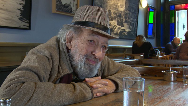 Ara Güler in seinem Stammcafé. – Bild: Ara Güler / BR / BR/Ara Güler Ara Güler in seinem Stammcafé. – Bild: Ara Güler / BR / BR/Ara Güler