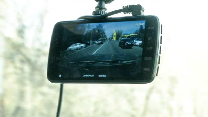 Die Dokumentation zeigt, wie Verkehrssünder mithilfe von Dashcams überführt und bekämpft werden sollen. – Bild: TVNOW /​ Mediaakzentabe und Beachtung 