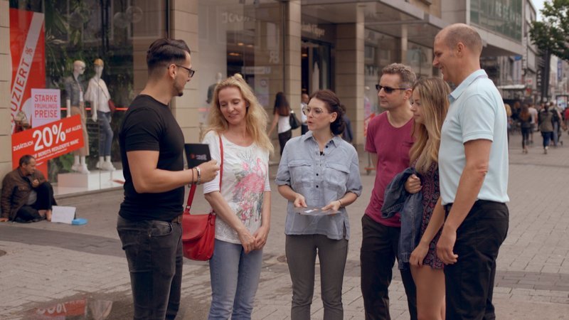Testkäufer in der Fußgängerzone: Die Testkäufer des „ZDFzeit“-Brillen-Checks testen die drei großen Anbieter auf dem Optikermarkt. – Bild: ZDF und Patrick Maazouz.