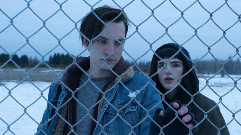 Veronica (Bellla Thorne) wird vom Geist eines Mannes verfolgt und versucht zusammen mit ihrem Freund Kirk (Richard Harmon) herauszufinden, um wen es sich dabei handelt. Dabei kommen sie einer Reihe von ungelösten Morden auf die Spur und geraten selber in große Gefahr.Veronica (Bellla Thorne) wird vom Geist eines Mannes verfolgt und versucht zusammen mit ihrem Freund Kirk (Richard Harmon) herauszufinden, um wen es sich dabei handelt. Dabei kommen sie einer Reihe von ungelösten Morden auf die Spur und geraten selber in groüe Gefahr. – Bild: RTL II Veronica (Bellla Thorne) wird vom Geist eines Mannes verfolgt und versucht zusammen mit ihrem Freund Kirk (Richard Harmon) herauszufinden, um wen es sich dabei handelt. Dabei kommen sie einer Reihe von ungelösten Morden auf die Spur und geraten selber in große Gefahr.Veronica (Bellla Thorne) wird vom Geist eines Mannes verfolgt und versucht zusammen mit ihrem Freund Kirk (Richard Harmon) herauszufinden, um wen es sich dabei handelt. Dabei kommen sie einer Reihe von ungelösten Morden auf die Spur und geraten selber in groüe Gefahr. – Bild: RTL II