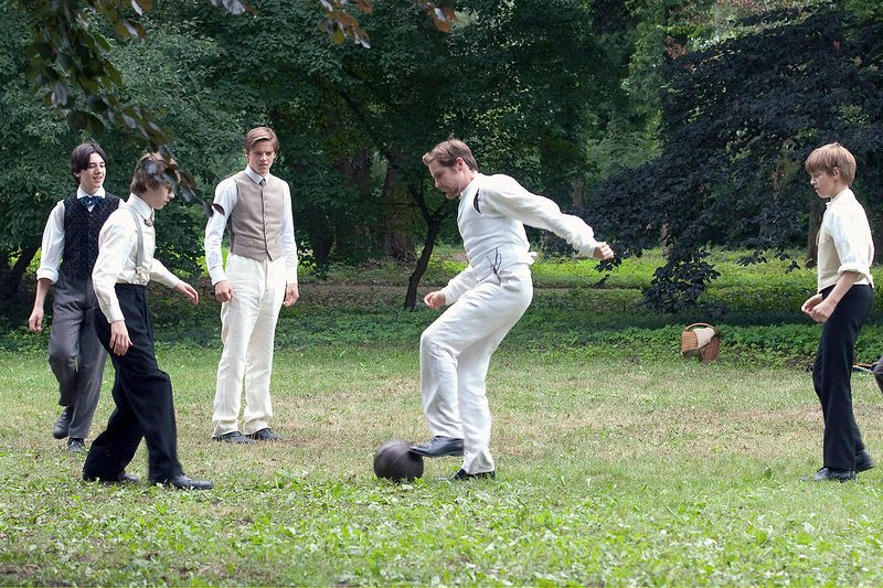 Als das Fußballspielen an der Schule verboten wird, trifft sich Lehrer Koch (Daniel Brühl, Mi.) in seiner Freizeit mit seinen Schülern, unter ihnen auch der arrogante, zunächst ablehnend gesinnte Felix (Theo Trebs, 3.v.l.), zum Kicken. – Bild: ARD / © ARD/Degeto/Senator Film Als das Fußballspielen an der Schule verboten wird, trifft sich Lehrer Koch (Daniel Brühl, Mi.) in seiner Freizeit mit seinen Schülern, unter ihnen auch der arrogante, zunächst ablehnend gesinnte Felix (Theo Trebs, 3.v.l.), zum Kicken. – Bild: ARD / © ARD/Degeto/Senator Film