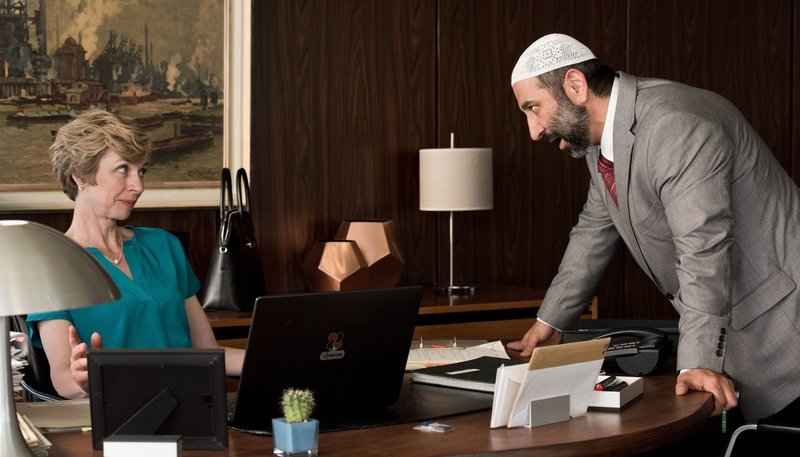 Die Fronten sind klar, der Kampf um den Bau der Moschee kann beginnen: Bürgermeisterin Ursel Piepenkötter (Anna Stieblich, Büro der Bürgermeisterin) bringt sich gegen Nuri Hodscha (Hilmi Sözer) in Stellung. – Bild: WDR/​Martin Valentin Menke