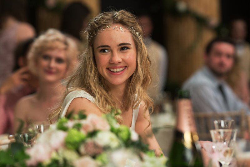 Während Bethany (Suki Waterhouse) an ihrer Hochzeit mit Alex den schönsten Tag ihres Lebens hat, ist es für Rosie eher ein absoluter Alptraum ... – Bild: Constantin Film Verleih GmbH Lizenzbild frei Während Bethany (Suki Waterhouse) an ihrer Hochzeit mit Alex den schönsten Tag ihres Lebens hat, ist es für Rosie eher ein absoluter Alptraum ... – Bild: Constantin Film Verleih GmbH Lizenzbild frei