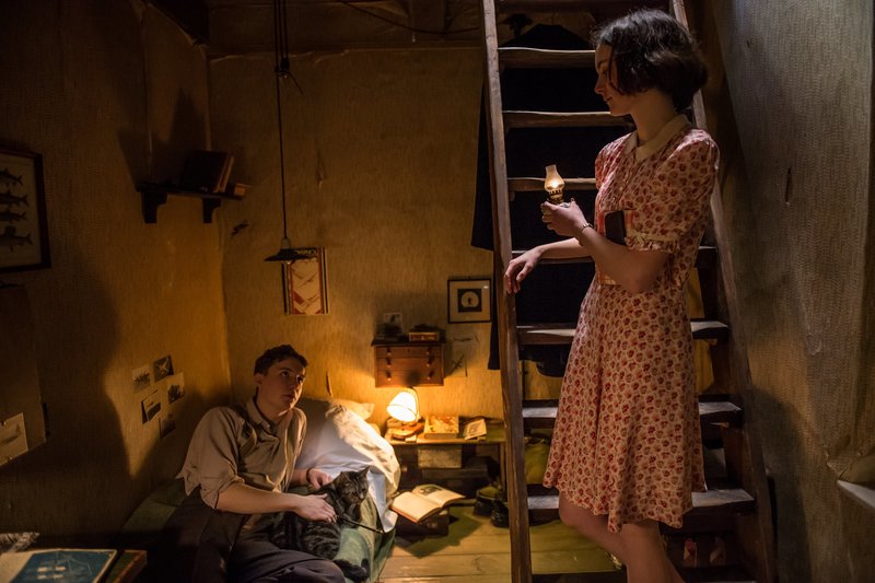 Anne Frank (Lea van Acken), Peter van Daan (Leonard Carow). – Bild: Universal Anne Frank (Lea van Acken), Peter van Daan (Leonard Carow). – Bild: Universal