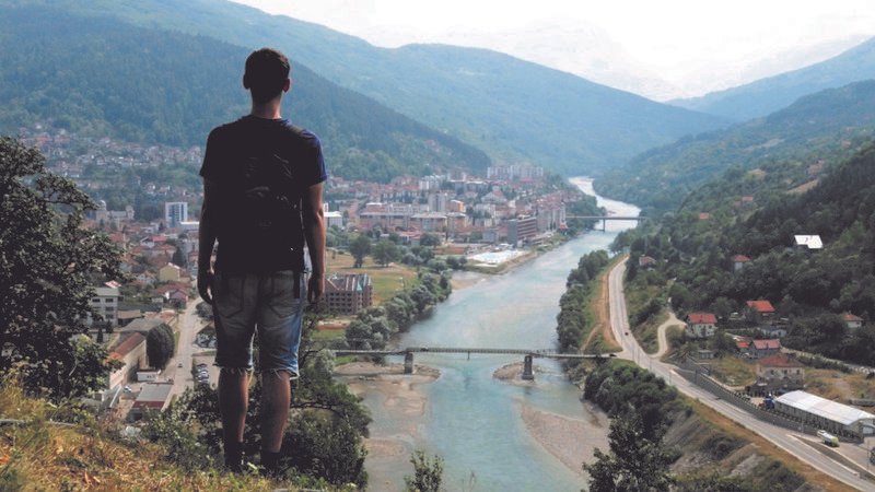 Ervin kehrt nach 20 Jahren ins bosnische Foca zurück. – Bild: 3sat