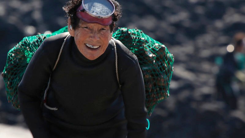 Stolz kehren die Haenyeo an Land zurück. Ihren Fang verkaufen Sie an die Großhändler. – Bild: ZDF / © Yang Dong-gyu Stolz kehren die Haenyeo an Land zurück. Ihren Fang verkaufen Sie an die Großhändler. – Bild: ZDF / © Yang Dong-gyu