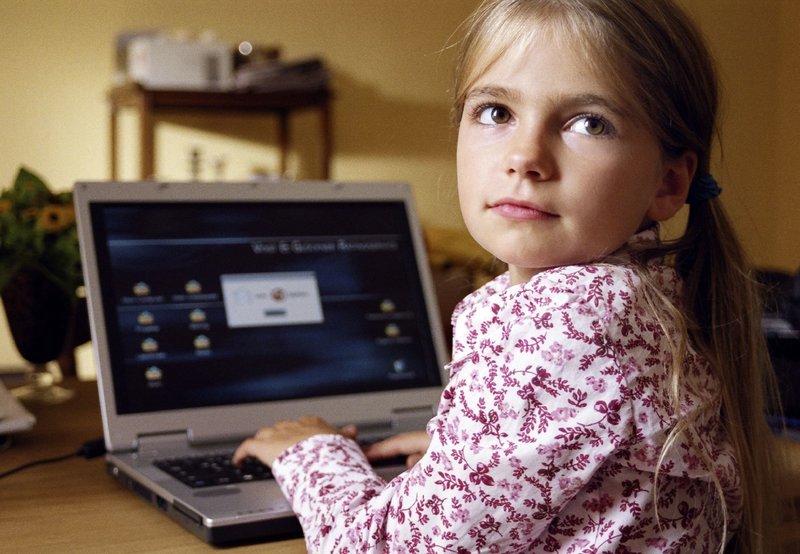 Rosalie (Carla Reffo) spielt an Majas Computer und erzeugt dadurch einige Verwirrung. – Bild: „ARD Degeto/ARD Degeto/Dirk Häger“ (S2) Rosalie (Carla Reffo) spielt an Majas Computer und erzeugt dadurch einige Verwirrung. – Bild: „ARD Degeto/ARD Degeto/Dirk Häger“ (S2)