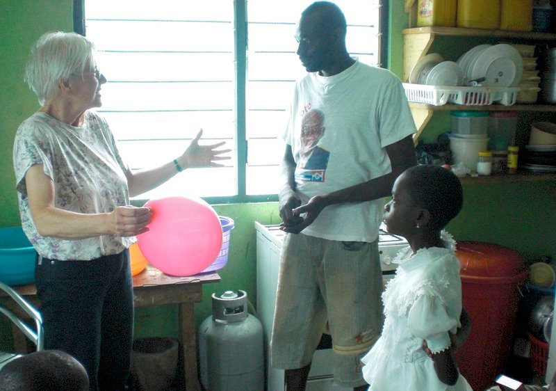 Für die Kinder ihrer „Pateneltern“ hat Gisela (li.) bunte Ballons mitgebracht. – Bild: ZDF / © GFW (Gudrun F. Widlok)/torero Für die Kinder ihrer „Pateneltern“ hat Gisela (li.) bunte Ballons mitgebracht. – Bild: ZDF / © GFW (Gudrun F. Widlok)/torero