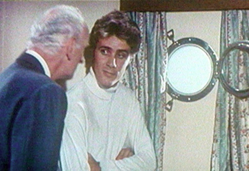 Besorgt macht Frankie (Stewart May) seinen Chef der Schmugglerbande (John Karlsen) auf ein sich näherndes Polizeiboot aufmerksam. – Bild: MDR