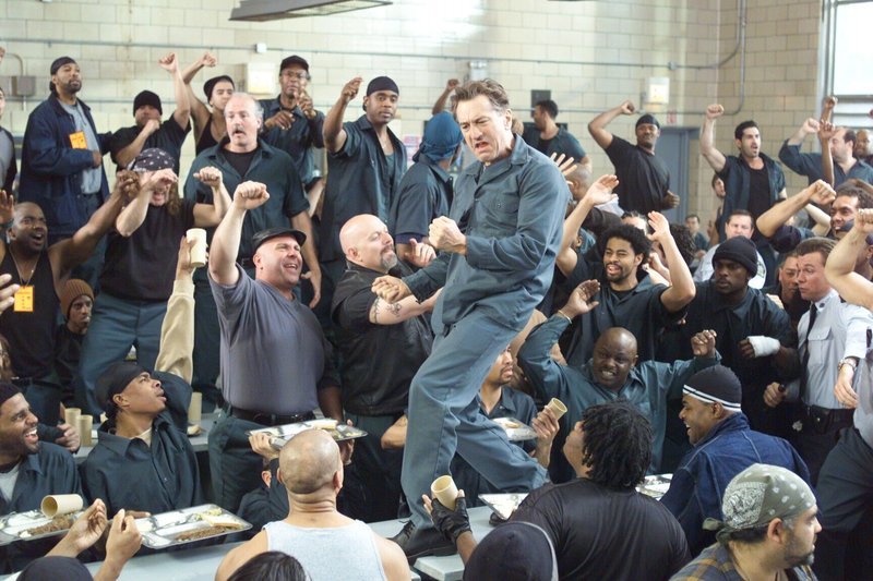 „West Side Story“ hinter Gittern – Paul Vitti (Robert De Niro, M.) sorgt für gute Laune im grauen Knastalltag. – Bild: ATV
