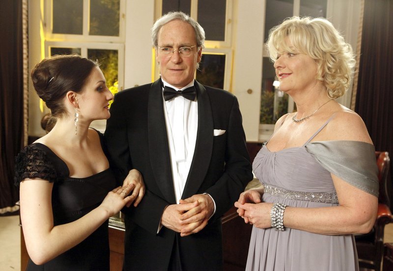 Noch ahnt Isabella (Karoline Teska) nicht, dass Viola (Saskia Vester, re.), die neue Verlobte ihres Vaters Friedrich (August Zirner) ist. – Bild: „ARD Degeto/ARD Degeto/Frank Dicks“ (S2) Noch ahnt Isabella (Karoline Teska) nicht, dass Viola (Saskia Vester, re.), die neue Verlobte ihres Vaters Friedrich (August Zirner) ist. – Bild: „ARD Degeto/ARD Degeto/Frank Dicks“ (S2)