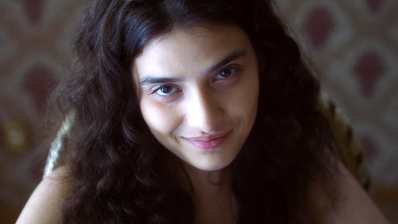 Nahla (Manal Issa) wünscht sich, frei zu sein – auch in ihrem erotischen Erleben. – Bild: PLURIMEDIA (Sophie Dulac Distribution / Dublin Films / Gloria Films Production / Katuh Studio) Nahla (Manal Issa) wünscht sich, frei zu sein – auch in ihrem erotischen Erleben. – Bild: PLURIMEDIA (Sophie Dulac Distribution / Dublin Films / Gloria Films Production / Katuh Studio)