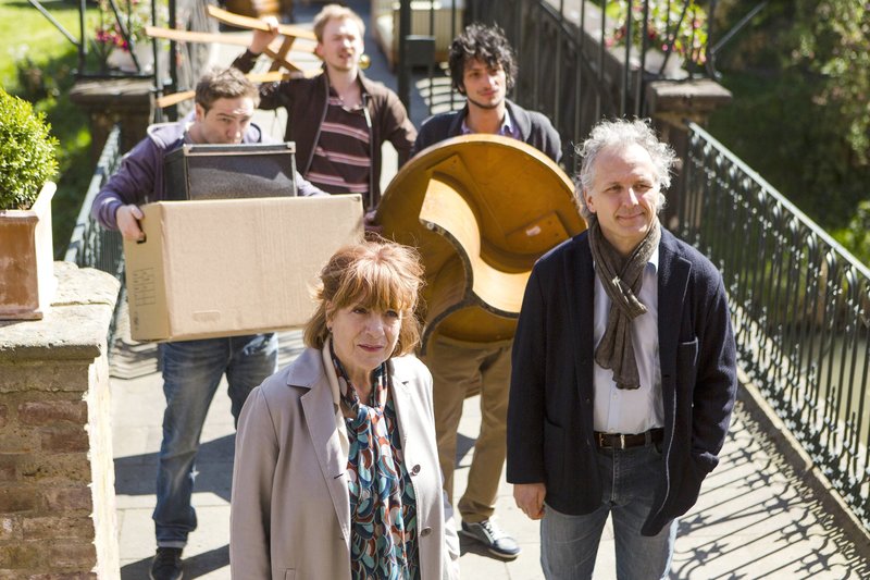 rbb Fernsehen DonnerstagsFilm, NICHTS FÜR FEIGLINGE, am Donnerstag (22.05.14) um 20:15 Uhr. Philip (Frederick Lau, li.) und seine Kumpels Ulli (Tino Mewes, hinten Mitte) und Mehmet (Burak Yigit, hinten re.) helfen Lisbeth (Hannelore Hoger) beim Umzug in die Seniorenresidenz von Dr. Schneider (Folker Banik). – Bild: rbb/Degeto/Frank Dicks rbb Fernsehen DonnerstagsFilm, NICHTS FÜR FEIGLINGE, am Donnerstag (22.05.14) um 20:15 Uhr. Philip (Frederick Lau, li.) und seine Kumpels Ulli (Tino Mewes, hinten Mitte) und Mehmet (Burak Yigit, hinten re.) helfen Lisbeth (Hannelore Hoger) beim Umzug in die Seniorenresidenz von Dr. Schneider (Folker Banik). – Bild: rbb/Degeto/Frank Dicks