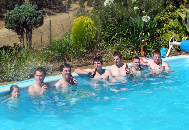 Weihnachten wird bei Familie Knoll auch im Pool gefeiert. – Bild: NDR/Michael Thaler Weihnachten wird bei Familie Knoll auch im Pool gefeiert. – Bild: NDR/Michael Thaler