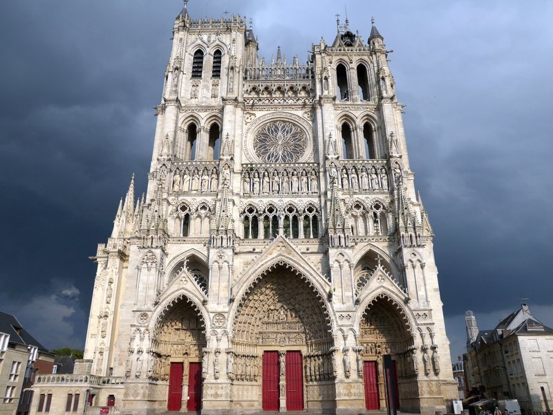 „Notre Dame – Wunderwerke der Gotik“, Die sich dem Himmel entgegenstreckenden Bauwerke der Gotik bergen immer noch Rätsel der Architektur: Ein Baustil, der mit ganz neuen statischen Ideen den Himmel und die Helligkeit in einst düstere Kirchenschiffe brachte und der lichtdurchflutete steinerne Hallen mit riesigen Fenstern aus bunt leuchtendem Glas schuf. Wissenschaftler untersuchen mit Spitzentechnologien das Herz von Notre Dame sowie der Kathedralen in Beauvais und Amiens, die echte Herausforderungen an die Gesetze der Schwerkraft stellen. Kommen die Archäologen den Geheimnissen der Baudenkmäler aus dem Mittelalter auf die Spur? SENDUNG: ORF3 – FR – 10.04.2020 – 10:40 UHR. – Veroeffentlichung fuer Pressezwecke honorarfrei ausschliesslich im Zusammenhang mit oben genannter Sendung oder Veranstaltung des ORF bei Urhebernennung. – Bild: ORF