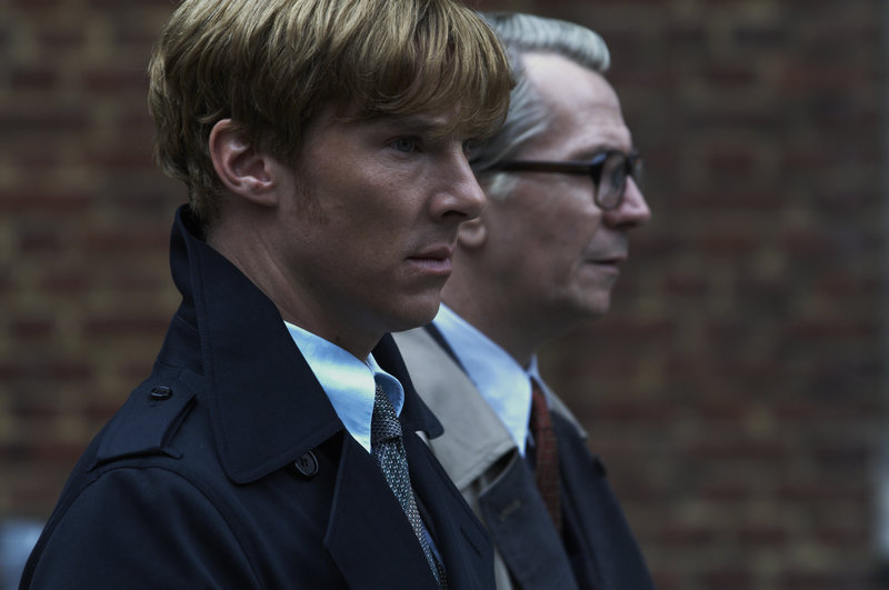 Gemeinsam gegen alle: Peter Guillam (Benedict Cumberbatch) und George Smiley (Gary Oldman) – Bild: Canal+ Gemeinsam gegen alle: Peter Guillam (Benedict Cumberbatch) und George Smiley (Gary Oldman) – Bild: Canal+