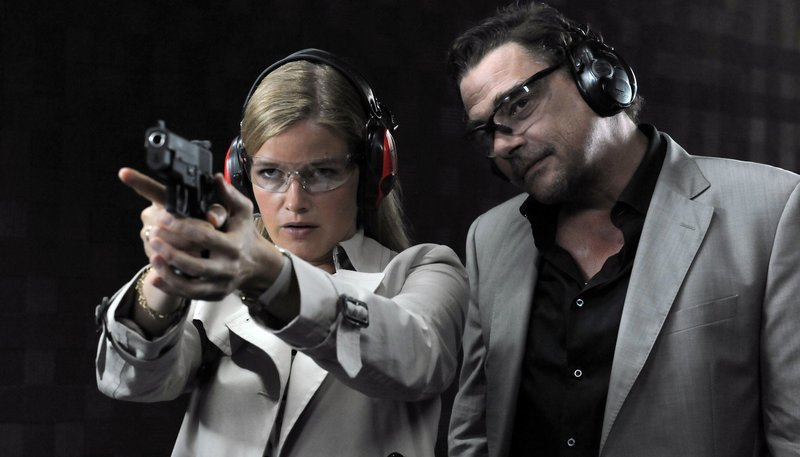 Der Ex-Polizeiausbilder Sam (Martin Feifel) ist mit Mia (Mira Bartuschek) beim illegalen Schiesstraining. – Bild: MDR/Degeto/Marco Orlando Pichler Der Ex-Polizeiausbilder Sam (Martin Feifel) ist mit Mia (Mira Bartuschek) beim illegalen Schiesstraining. – Bild: MDR/Degeto/Marco Orlando Pichler