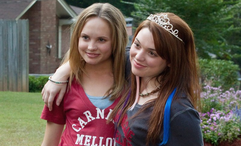 L-R: Johanna ‚Jo‘ Mitchell (Meaghan Martin) und Abby Hanover (Jennifer Stone) – Bild: ?? (CURRENT YEAR) PARAMOUNT FAMOUS PRODUCTIONS, A DIVISION OF PARAMOUNT PICTURES. ALL RIGHTS RESERVED.
