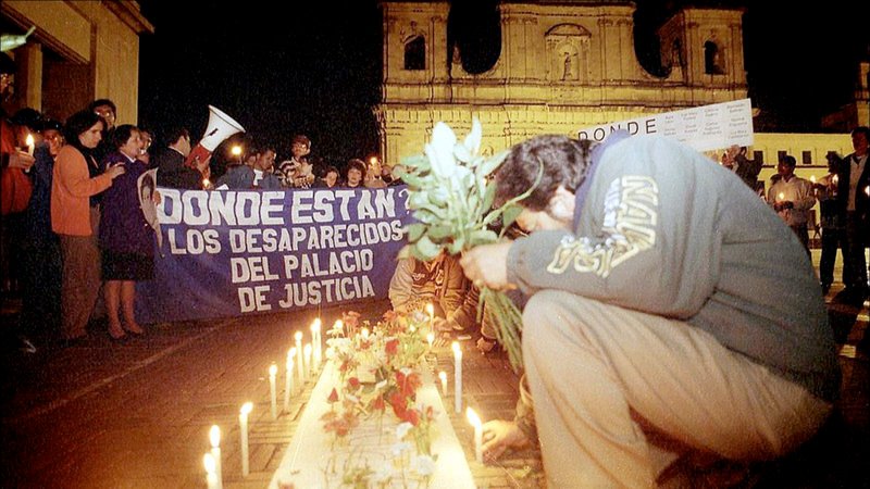 Jedes Jahr am 6. November beten Trauernde für die Rückkehr ihrer verschwundenen Angehörigen. – Bild: ZDF /​ © Christoph Jörg