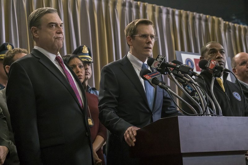 Um die Öffentlichkeit bei der Suche nach den Attentätern einzubinden informiert FBI Special Agent Richard DesLauriers (Kevin Bacon) und Commissioner Ed Davis (John Goodman) die Medien über den Stand der Ermittlungen. – Bild: ORF Um die Öffentlichkeit bei der Suche nach den Attentätern einzubinden informiert FBI Special Agent Richard DesLauriers (Kevin Bacon) und Commissioner Ed Davis (John Goodman) die Medien über den Stand der Ermittlungen. – Bild: ORF