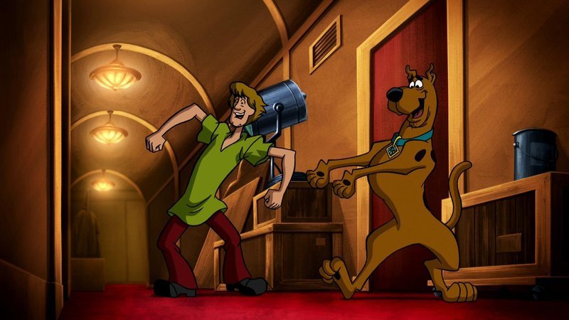 Hinter den Kulissen der Talent-Show haben Scooby-Doo (re.) und Shaggy eine Menge Spaß. Doch der soll ihnen schnell vergehen. – Bild: Cartoonito